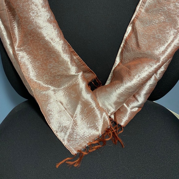 Patterned handsewn edges silkscarf in beige - Picture 4 of 7